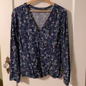 Eddie Bauer V Neck Floral Blouse 

Size XL (runs small)

Materials:
100% Rayon